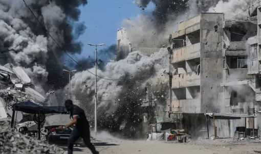فلسطيني يحاول الاحتماء خلال غارة إسرائيلية على مدينة غزة فلسطيني يحاول الاحتماء خلال غارة إسرائيلية على مدينة غزة 27/9/2025 | المصدر: الوكالة الأوروبية للصور الصحفية
