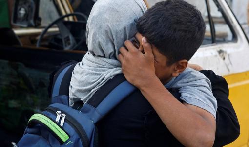 فلسطينيون يبكون بعد استشهاد ذويهم بغارات الاحتلال على وسط غزة 28/9/2025 | المصدر: رويترز