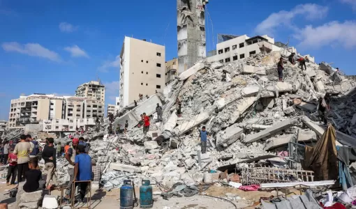 فلسطينيون يفتشون بين أنقاض بمحيط برج مشتهى في مدينة غزة بعد غارة إسرائيلية استهدفته فلسطينيون يفتشون بين أنقاض بمحيط برج مشتهى في مدينة غزة بعد غارة إسرائيلية استهدفته 5/9/2025 | المصدر: وكالة الأنباء الفرنسية