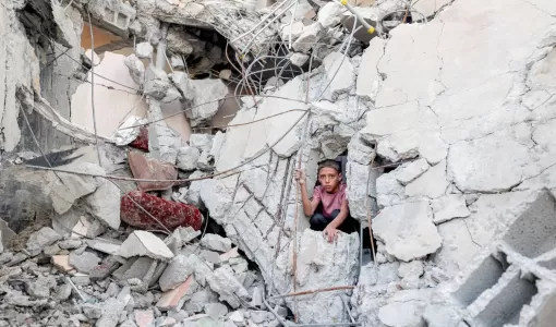 فتى فلسطيني يطل من وسط ركام مبنى دمره قصف الاحتلال الإسرائيلي في مخيم النصيرات للاجئين بوسط قطاع غزة فتى فلسطيني يطل من وسط ركام مبنى دمره قصف الاحتلال الإسرائيلي في مخيم النصيرات للاجئين بوسط قطاع غزة | المصدر: وكالة الأنباء الفرنسية