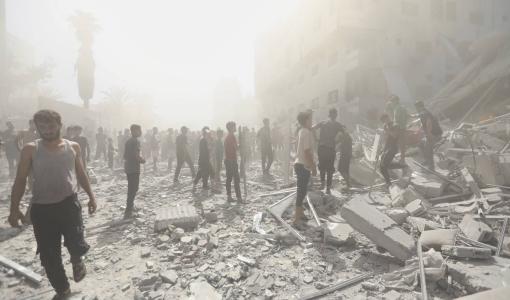 غزيون يعاينون آثار الدمار بعد قصف الاحتلال مبنى في مدينة غزة غزيون يعاينون آثار الدمار بعد قصف الاحتلال مبنى في مدينة غزة | المصدر: أسوشييتد برس