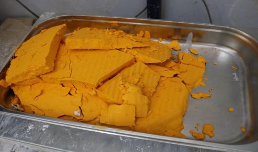 جانب من إنتاج الكعكة الصفراء وهي مادة مركزة من اليورانيوم | المصدر: شركة تعدين اليورانيوم الأردنية