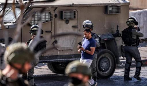 جنود الاحتلال يعتقلون أحد الفلسطينيين من مخيم الأمعري في رام الله جنود الاحتلال يعتقلون أحد الفلسطينيين من مخيم الأمعري في رام الله 14/9/2025 | المصدر: وكالة الأنباء الفرنسية
