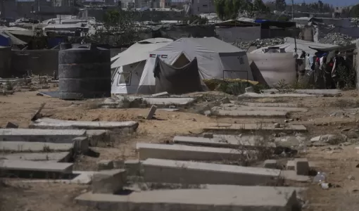 خيام مؤقتة لإيواء فلسطينيين نازحين منصوبة في مقبرة في خانيونس جنوب قطاع غزة 20/9/2025 | أسوشييتد برس