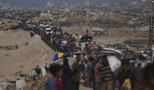 نازحون فلسطينيون من شمال قطاع غزة نازحون فلسطينيون من شمال قطاع غزة سيرا على الأقدام وفي المركبات على طول الطريق الساحلي قرب وادي غزة 22/9/2025 | أسوشييتد برس