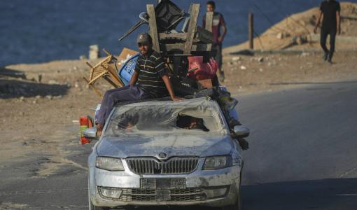نازحون يستقلون سيارة محطمة في قطاع غزة نازحون يستقلون سيارة محطمة في قطاع غزة | المصدر: الشرق الأوسط