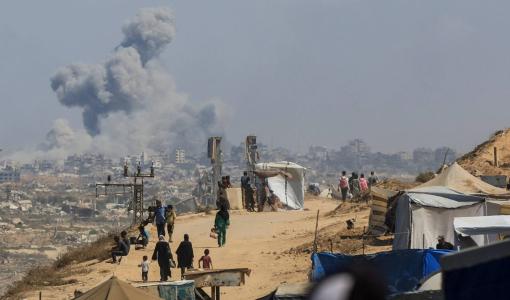 قصف إسرائيلي وغزيون ينزحون من شمال غزة إلى جنوبها قصف إسرائيلي وغزيون ينزحون من شمال غزة إلى جنوبها 24/9/2025 | رويترز