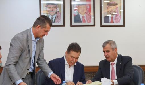 صالح الخرابشة وهاني معتوق وزير الطاقة صالح الخرابشة و المدير العام لشركة وادي عربة للمعادن هاني معتوق الأسمر يوقعان اتفاقية استغلال خامات الذهب في الأردن 9/9/2025 | المصدر: وزارة الطاقة