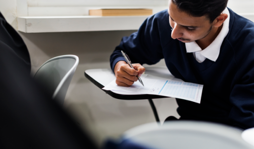 شاب خلال تقديم امتحان | تعبيرية freepik