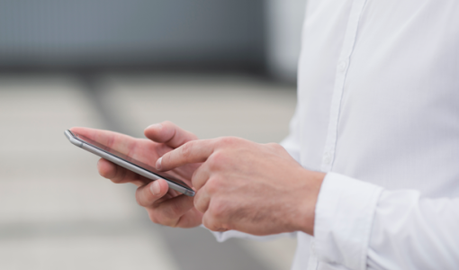 شخص يستخدم هاتف نقال | تعبيرية Freepik