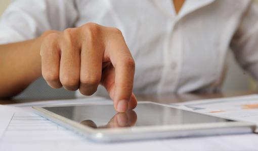 شخص يستخدم جهازا لوحيا شخص يستخدم جهازا لوحيا | تعبيرية freepik