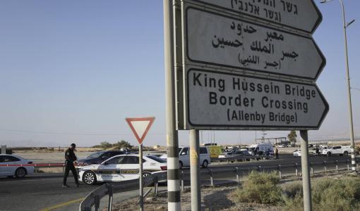 سيارات الاحتلال قرب مكان عملية إطلاق النار عند معبر الكرامة 18/9/2025 | أسوشييتد برس