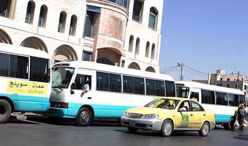 سيارة أجرة وحافلات نقل عام