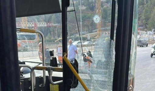 زجاج حافلة محطم جراء إطلاق الرصاص في القدس المحتلة 8/9/2025 زجاج حافلة محطم جراء إطلاق الرصاص في القدس المحتلة 8/9/2025