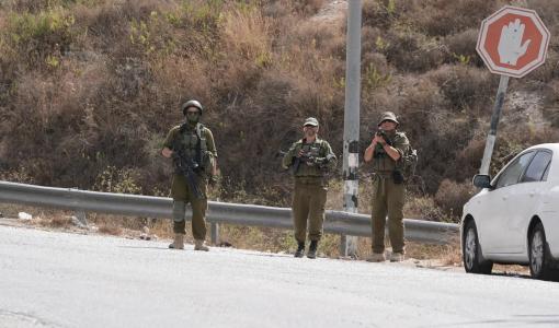 أرشيفية لـ3 من جنود الاحتلال يحملون أسلحتهم ويصوبونها تجاه الفلسطينيين في القدس المحتلة أرشيفية لـ3 من جنود الاحتلال يحملون أسلحتهم ويصوبونها تجاه الفلسطينيين في القدس المحتلة | المصدر: الأناضول