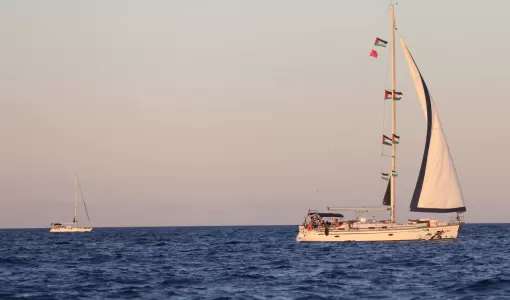 أحد قوارب أسطول الصمود وهو في طريقة إلى غزة لكسر الحصار عنها | رويترز