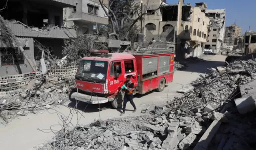 إحدى مركبات الدفاع المدني وسط الدمار في غزة إحدى مركبات الدفاع المدني وسط الدمار في غزة | رويترز
