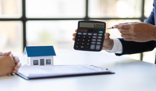 آلة حاسبة بيد رجل آلة حاسبة بيد رجل | تعبيرية