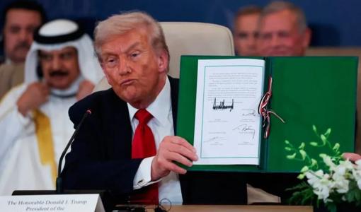الرئيس الأمريكي دونالد ترامب يرفع وثيقة شرم الشيخ المتعلقة بوقف الحرب في غزة - شرم الشيخ المصرية 13/10/2025 | المصدر: سي إن إن