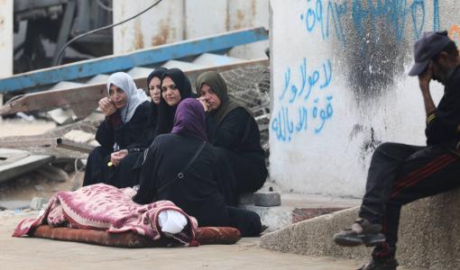 فلسطينيات يجلسن أمام جثمان شهيد قضى في غارة إسرائيلية بمدينة غزة 29/10/2025 | أسوشييتد برس