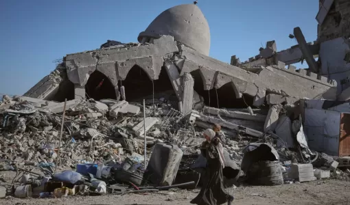 فلسطينية تحمل طفلها وهي تسير أمام مسجد مدمر بمدينة غزة فلسطينية تحمل طفلها وهي تسير أمام مسجد مدمر بمدينة غزة 26/10/2025 | أسوشييتد برس