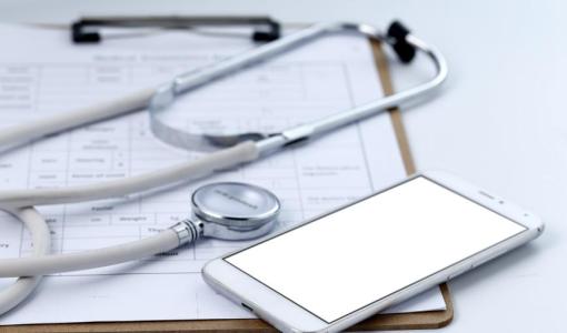 هاتف ذكي بجانب سماعة طبية ولائحة هاتف ذكي بجانب سماعة طبية ولائحة | تعبيرية Freepik