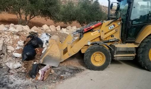 جرافة تزيل النفايات ضمن حملة نظافة شملت وادي مرصع ووادي ضاعن أرشيفية لجرافة تزيل النفايات ضمن حملة نظافة شملت وادي مرصع ووادي ضاعن | بلدية باب عمان