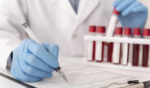 مختص يجري فحوصات مخبرية لعينات | تعبيرية Freepik