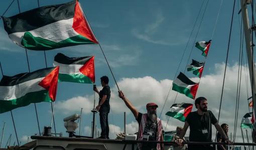 نشطاء على متن إحدى سفن أسطول الصمود العالمي لكسر الحصار عن غزة نشطاء على متن إحدى سفن أسطول الصمود العالمي لكسر الحصار عن غزة