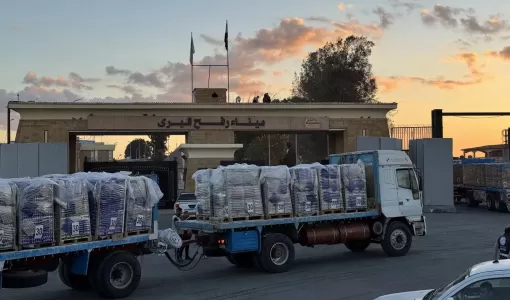 شاحنات محملة بالمساعدات الإنسانية تنتظر على الجانب المصري من معبر رفح للعبور إلى قطاع غزة | وكالة الأنباء الفرنسية