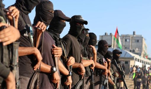 شباب من كتائب القسام خلال تسليم الأسرى الإسرائيليين للصليب الأحمر 13/10/2025 | وكالة الأنباء الألمانية