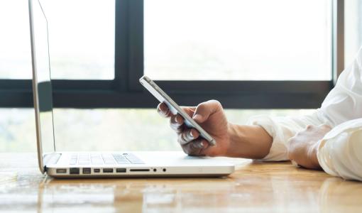 شخص يستخدم هاتفه شخص يستخدم هاتفه | تعبيرية freepik