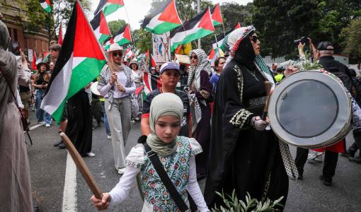 طفلة تحمل العلم الفلسطيني في مسيرة في سيدني طفلة تحمل العلم الفلسطيني في مسيرة في سيدني | أسوشييتد برس