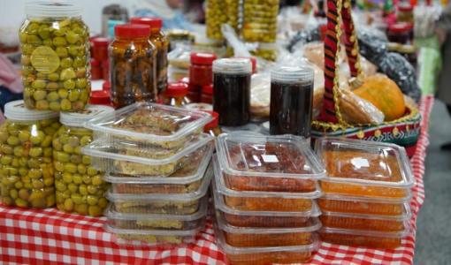 أصناف متنوعة من المنتجات الريفية التقليدية زيتون ومخللات في مهرجان الزيتون الوطني 27/11/2025 | المصدر: حسنى