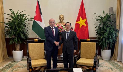 وزير الخارجية أيمن الصفدي ونظيره الفيتنامي لي هواي ترونج، هانوي 13/11/2025 | المصدر: وزارة الخارجية الأردنية