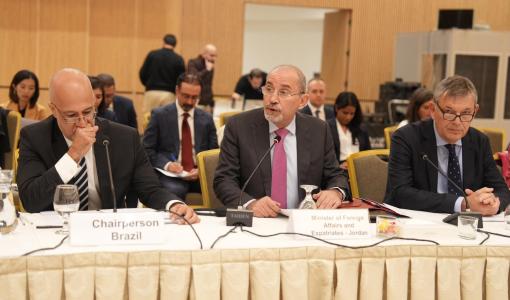 وزير الخارجية وشؤون المغتربين أيمن الصفدي خلال افتتاح أعمال اجتماع اللجنة الاستشارية لوكالة الأونروا 19/11/2025 | المصدر: وزارة الخارجية