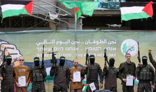 الأسرى الإسرائيليون الثلاثة بين مقاومين من حماس قبيل تسليمهم للصليب الأحمر بدير البلح 8/2/2025 | رويترز