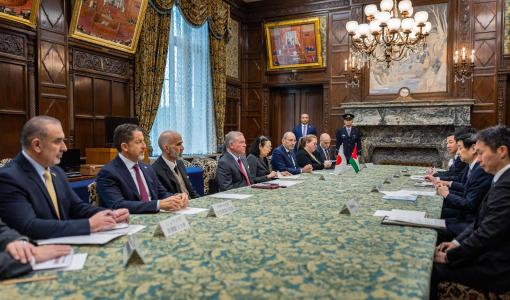 الملك عبدالله الثاني خلال لقاء مع رئيس مجلس المستشارين الياباني ماساكازو سيكيغوتشي في طوكيو 11/11/2025 | الديوان الملكي الهاشمي