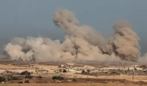 تصاعد الدخان جراء الغارات الإسرائيلية على قطاع غزة | وكالة الأنباء الفرنسية