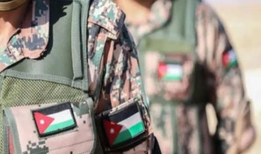 جنديان يرتديان البزة العسكرية وعليها العلم الأردني