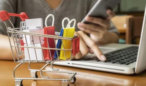 شخص يستخدم هاتفا محمولا أثناء التسوّق عبر الإنترنت | تعبيرية