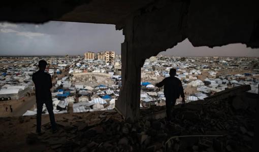 فلسطينيان يقفان داخل مبنى مدمر في خانيونس جنوبي قطاع غزة 16/11/2025 | الوكالة الأوروبية للصور الصحفية