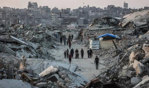 فلسطينيون وسط أنقاض مباني مدمرة في جباليا شمال قطاع غزة | وكالة الأنباء الفرنسية