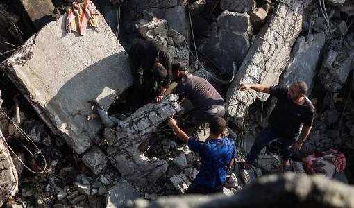 فلسطينيون يبحثون عن جثة تحت أنقاض منزل دمرته غارات الاحتلال على مدينة غزة | وكالة الأنباء الفرنسية