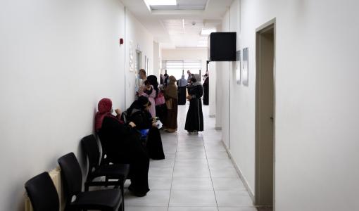 أرشيفية لمراجعين ينتظرون في مركز صحي شامل جبل النصر في عمان | حبر
