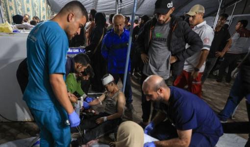 مسعفون وأطباء يقدمون العلاج لعدد من الجرحى داخل خيمة إسعاف مؤقتة بعد غارات شنها جيش الاحتلال على مناطق متفرقة من قطاع غزة 19/11/2025 | المصدر: رويترز