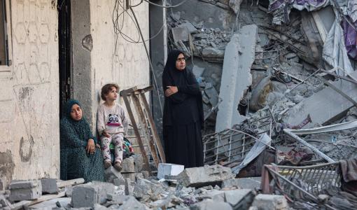 امرأتان وطفلة وسط أنقاض منزل دمرته غارات الاحتلال على غزة | وكالة الأنباء الفرنسية