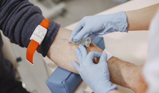 شخص يتبرع بالدم | تعبيرية freepik