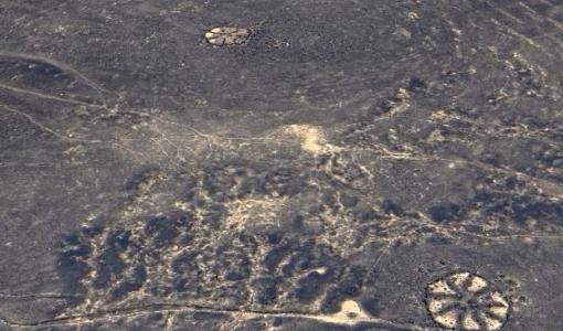 صورة جوية لدوائر أثرية غريبة متناثرة في البادية الأردنية | عمر الدجاني