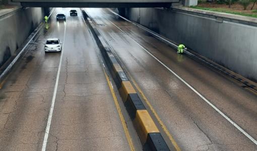 أحد كوادر أمانة عمان الكبرى أثناء عمله خلال المنخفض الجوي